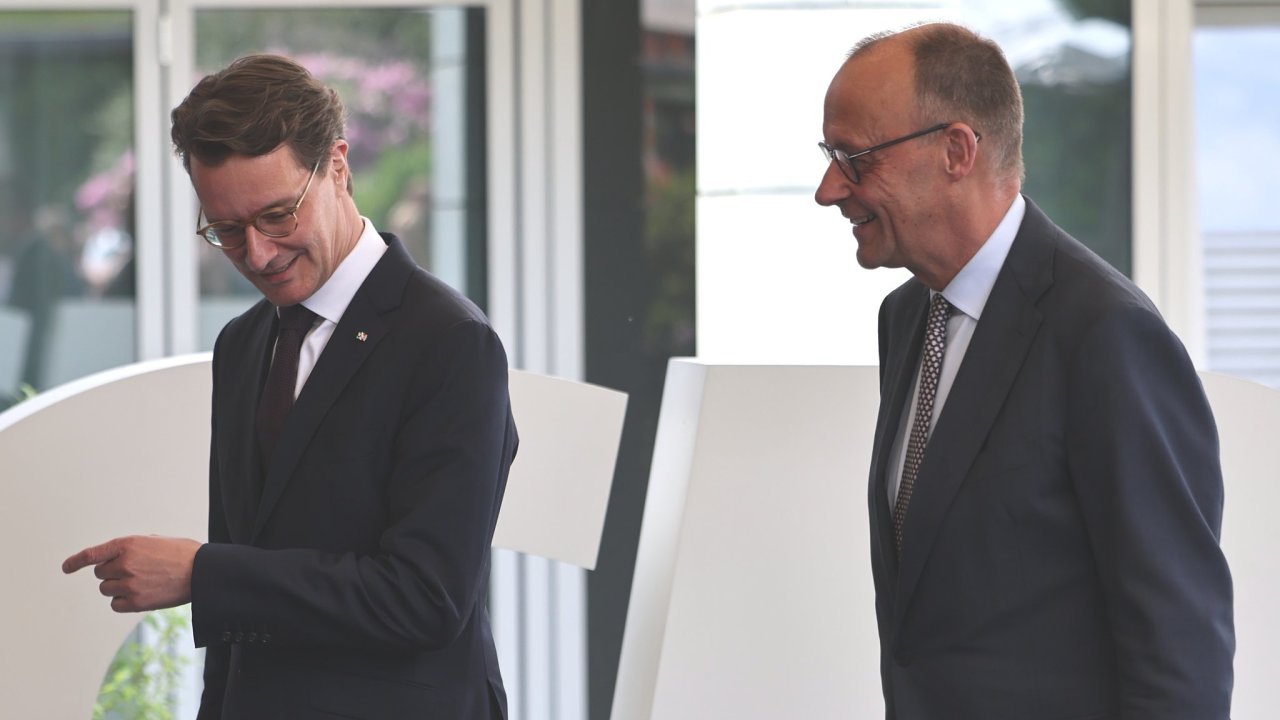 Hendrik W�st (CDU, vlevo), p�edseda vl�dy Severn�ho Por�n�-Vestf�lska, v�t�...