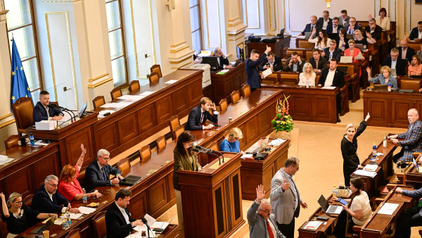Pro p�edlohu zvedlo ruku 110 ze 136 p��tomn�ch poslanc�, proti jich bylo 12...