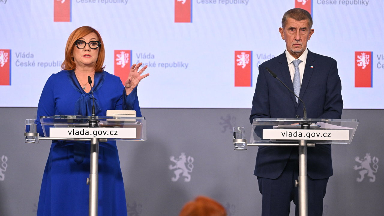 Ministryn� financ� Alena Schillerov� a premi�r Andrej Babi� (oba ANO) na...