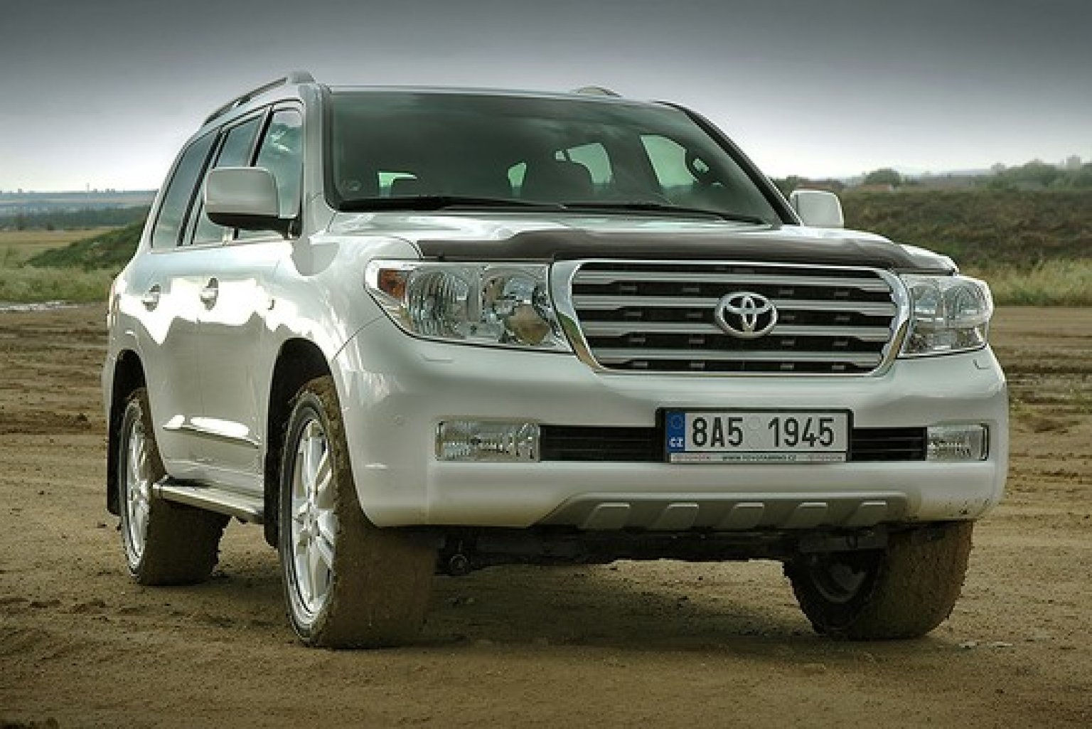 957449828_toyota_land_cruiser_08_550x367_.jpg