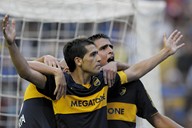 Hr��i Boky Juniors obj�maj� Juana Romana Riquelmeho. 