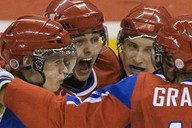 Hokejist Ruska se raduj ze vstelenho glu. 