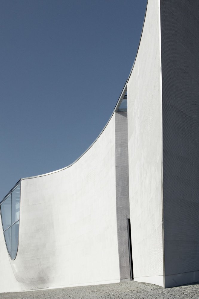 Kostel v Černošicích Architektonické studio, které připravuje projekt dostavby křtinského barokního chrámu, je autorem několika minimalistických círekvních staveb. U chrámu ve Křtinách chce sice zachovat vnější podobu Santiniho návrhu, vnitřní prostory ale budou funkčně přizpůsobeny současným potřebám.