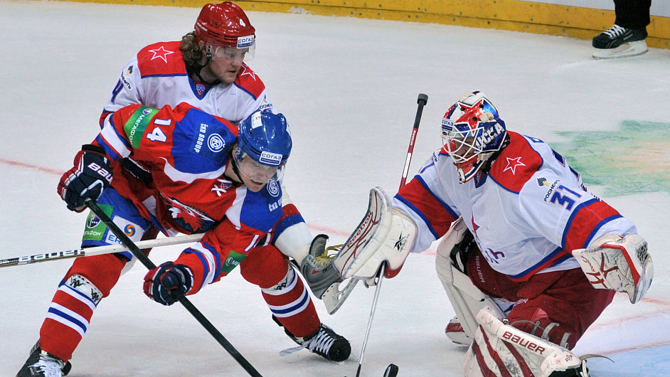 Momentka z utkn zkladn sti KHL mezi Lvem Praha a CSKA, ve vech vzjemnch utknch zatm zvtzilo CSKA.