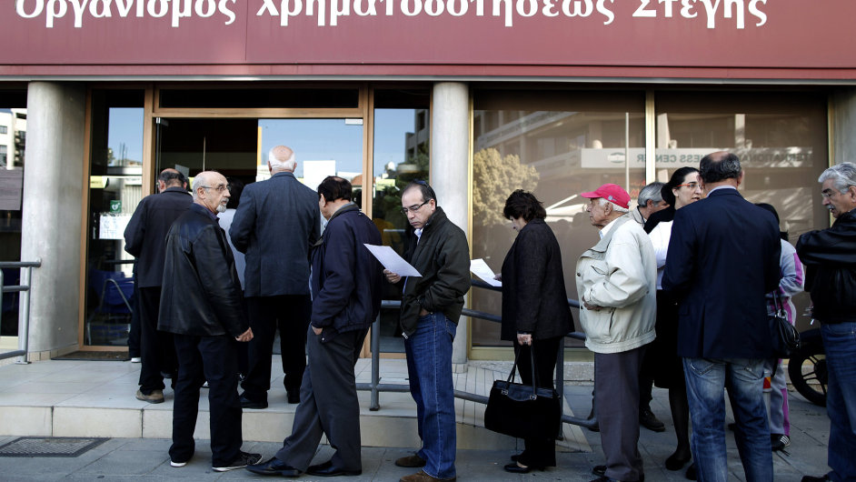 Kypr. Lid ekaj ped bankou (29. bezna 2013)