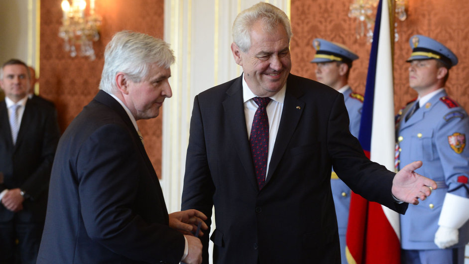 Prezident Milo Zeman (vpravo) jmenoval novm premirem bvalho ministra financ Rusnoka