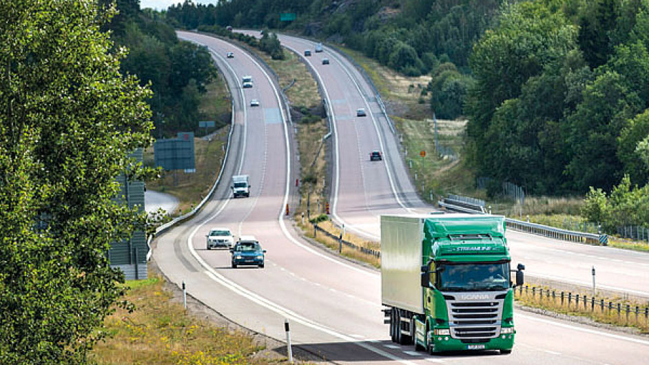 Systémy pro on-line monitorování polohy vozidel už dávno nejsou doménou jen nákladních dopravcù. Kromì kontroly øidièù pøinášejí i pohodlí a úspory.