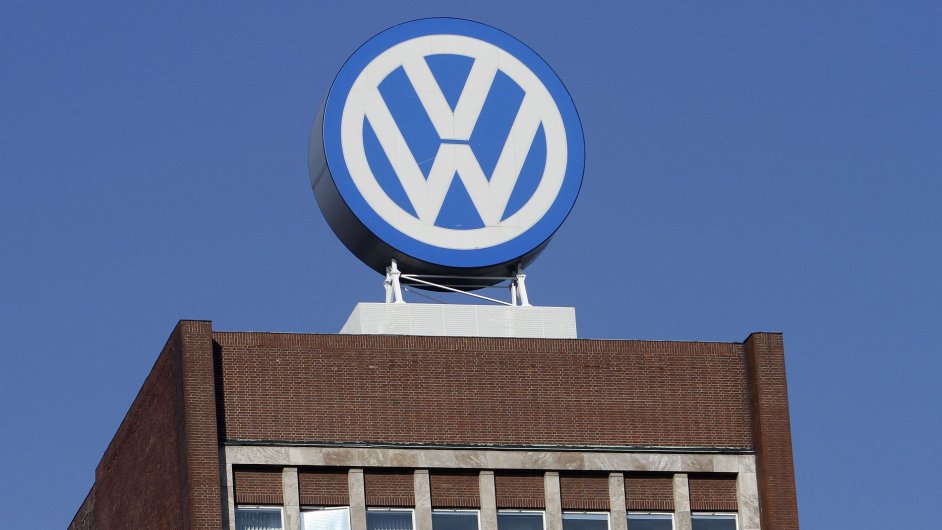 Logo Volkswagenu na budov sdla automobilky ve Wolfsburgu