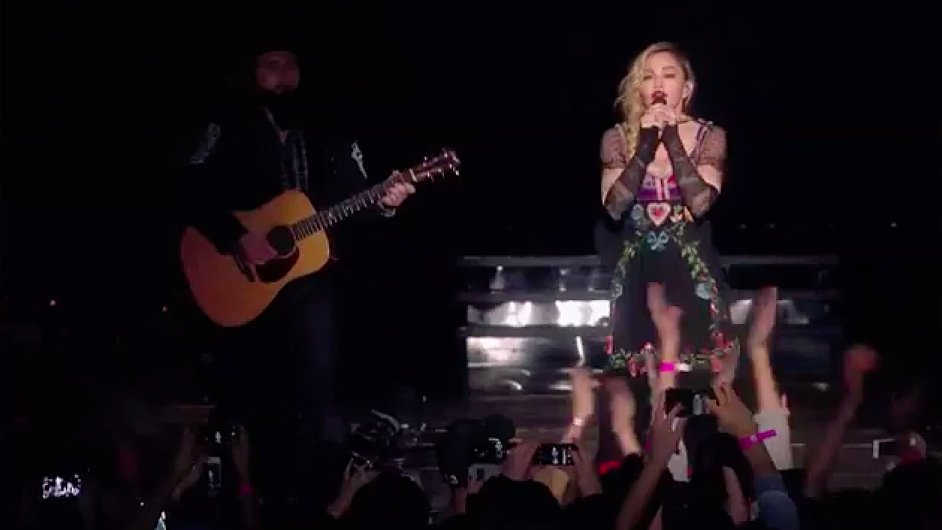 Madonna k publiku na koncert mluvila est minut.