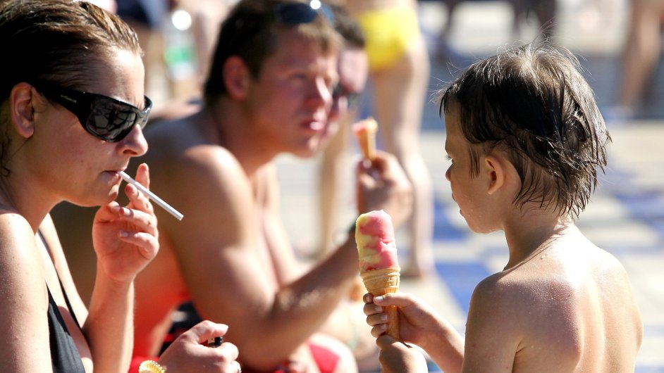 dovolen;zmrzlina;cigareta;kouit;kuk;cigarety - ilustran foto