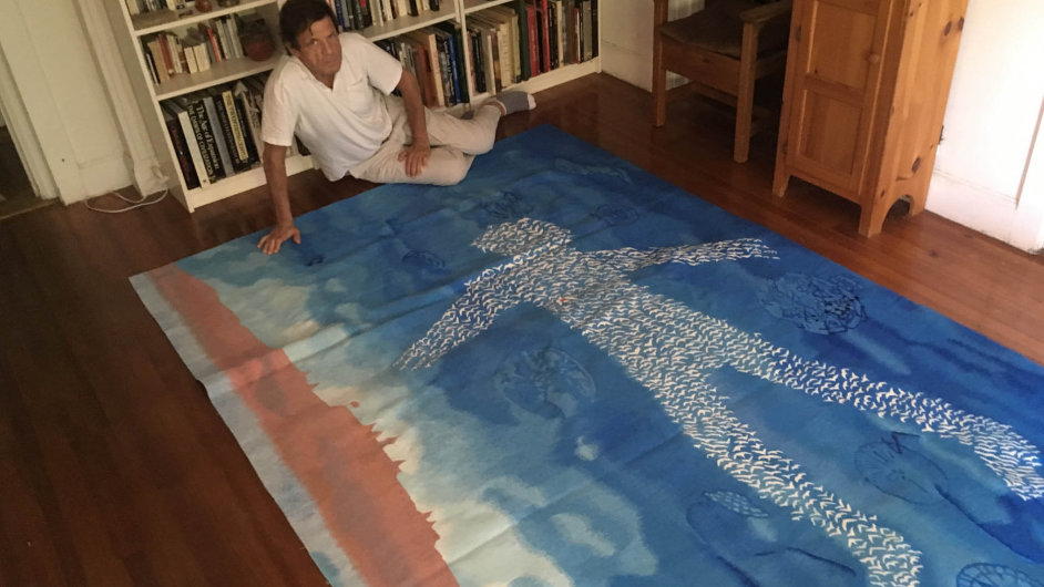 Petr Sís s tapiserií ve svém newyorském bytì.