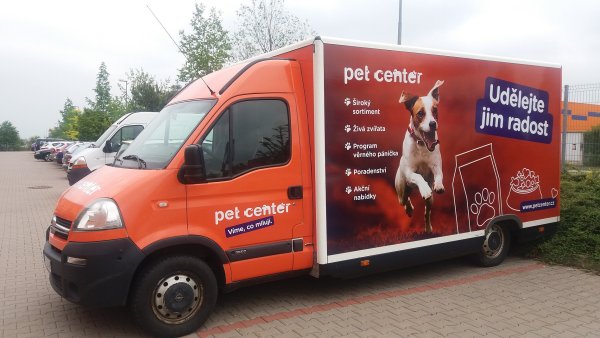 Pojízdná prodejna, která nabízí sortiment Pet Center na festivalech a dalších venkovních akcích - autobus by vypadal designově velmi podobně, s logem, sloganem apod.