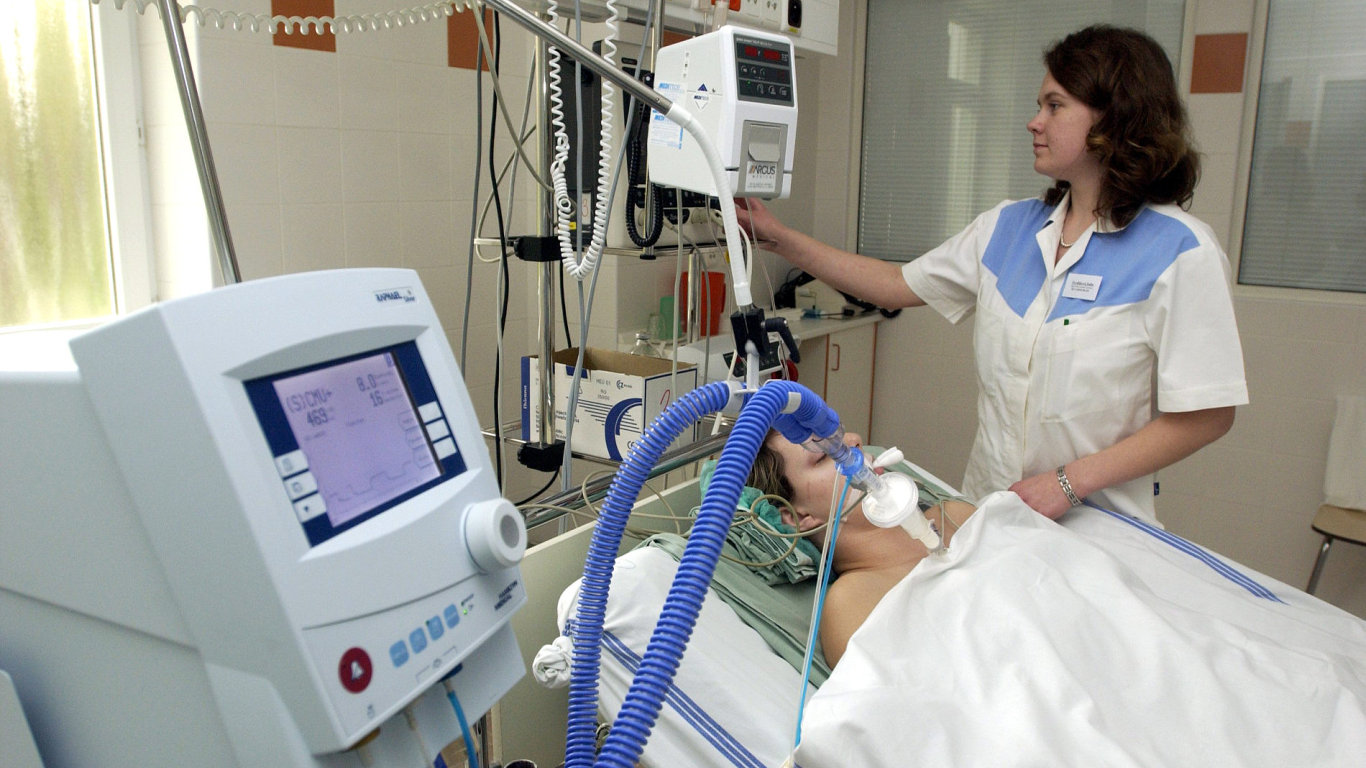 Pandemie koronaviru zvila zjem o profesi zdravotn sestry (ilustran foto).