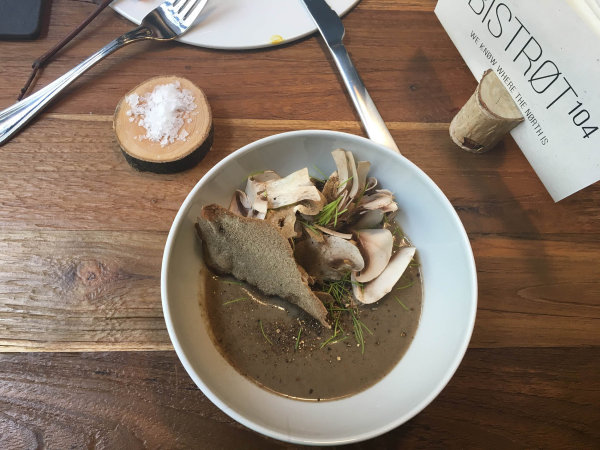 Od 14. února stojí v čele kuchyně nového podniku Bistrot 104 Pavol Pavlík, který má zkušenosti z takových pražských restaurací jako Flambée, Alchymist nebo Le terroir.