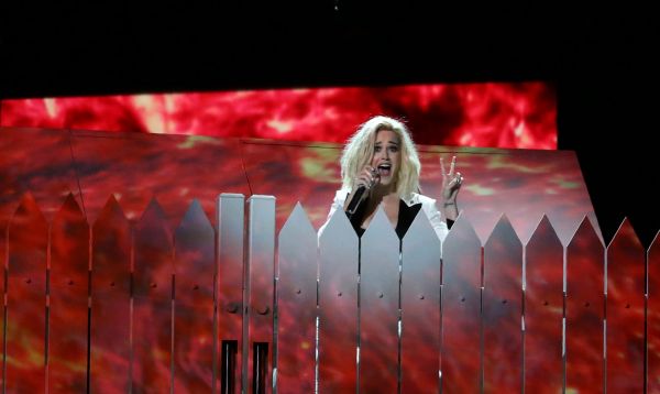 Zp�va�ka Katy Perry b�hem sv&eacute;ho vystoupen&iacute; vyj&aacute;d�ila nespokojenost s americk&yacute;m prezidentem Donaldem Trumpem.