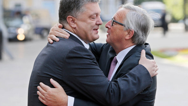 Ukrajinský prezident Petro Porošenko a šéf Evropské komise Jean-Claude Juncker při summitu v Kyjevě. Ukrajinský prezident Petro Porošenko a šéf Evropské komise Jean-Claude Juncker při summitu v Kyjevě.
