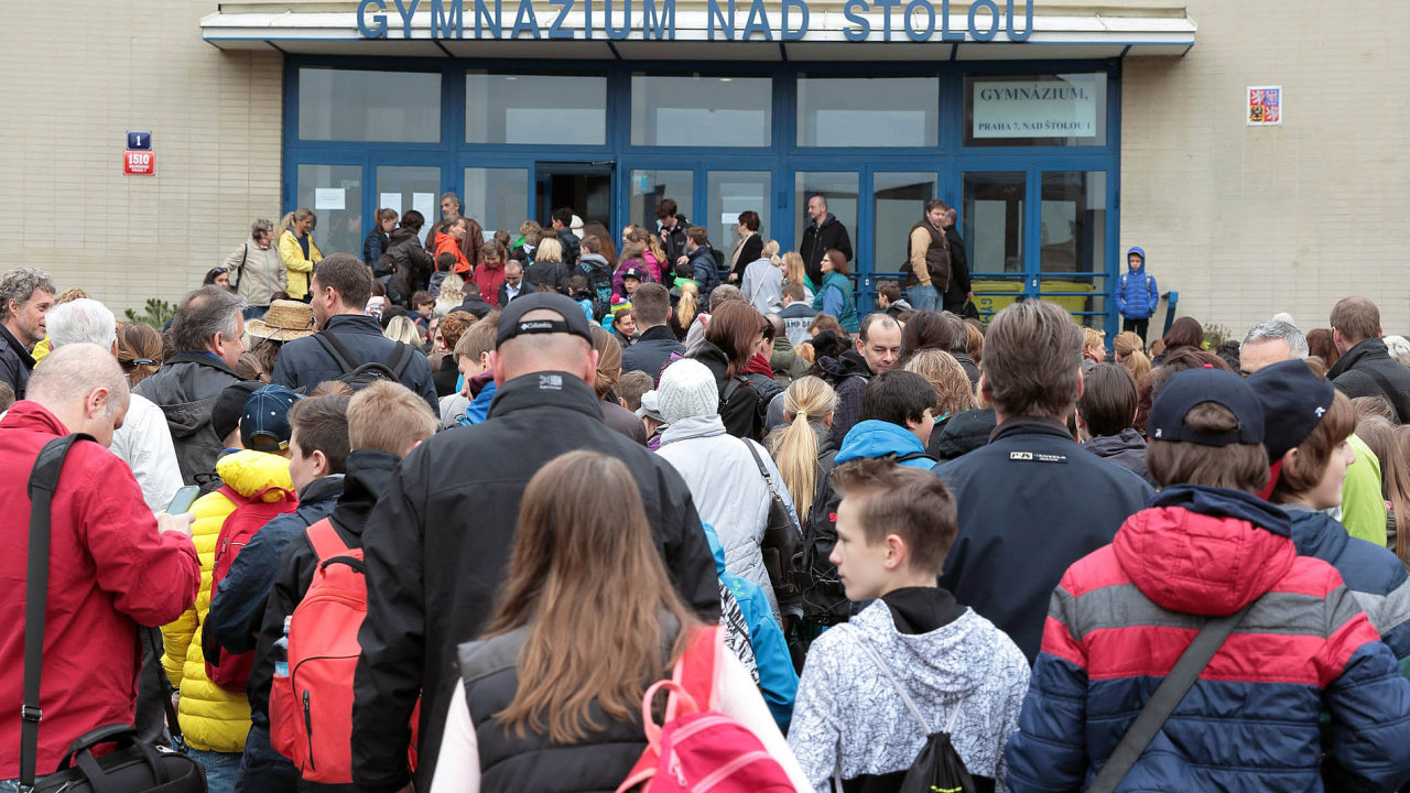 Žáci základních škol èekají na zahájení pøijímacích zkoušek na víceleté gymnázium v pražské ulici Nad Štolou.