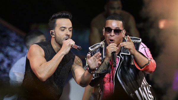 Na snímku z dubnového předávání cen Latin Billboard Awards Luis Fonsi a Daddy Yankee zpívají svůj hit Despacito.