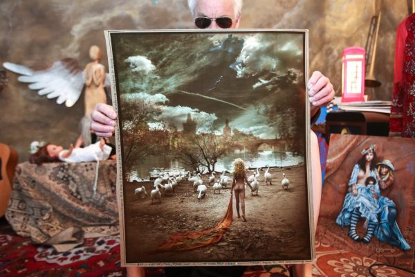 Jan Soudek dr�&iacute; svoji slavnou fotografii "Hej Joe, po t�iceti letech." Podle n�j je to pir&aacute;tsk&aacute; kopie z jeho negativu, opt�en&aacute; fale&scaron;n&yacute;m podpisem. S&aacute;m ji koupil za 115 tis&iacute;c korun.