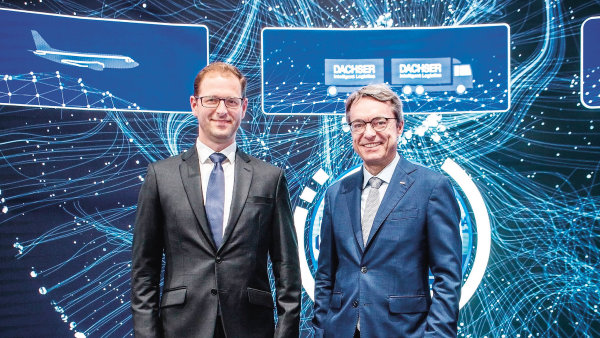 Zleva Jan Pihar, šéf českého Dachseru, a Bernhard Simon, vnuk zakladatele a ředitel celého koncernu Dachser (Foto: Radek Novotný) Zleva Jan Pihar, šéf českého Dachseru, a Bernhard Simon, vnuk zakladatele a ředitel celého koncernu Dachser