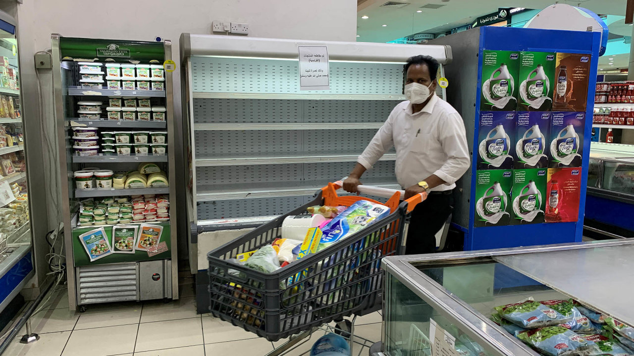 V místech, kde byly dříve v supermarketu na předměstí Kuvajt City francouzské sýry či minerální voda, je nyní prázdno. Koupit si tam už není možné ani francouzskou kosmetiku.