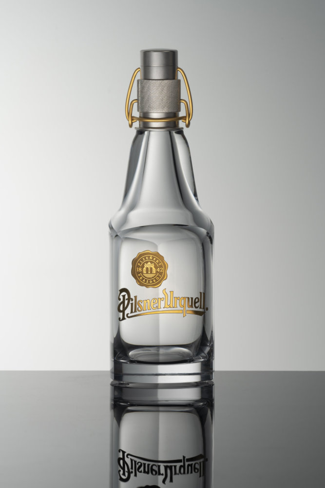 Pivní lahev Pilsner Urquell od designéra Michala Froňka, sklárny Moser a manufaktury Bohematic