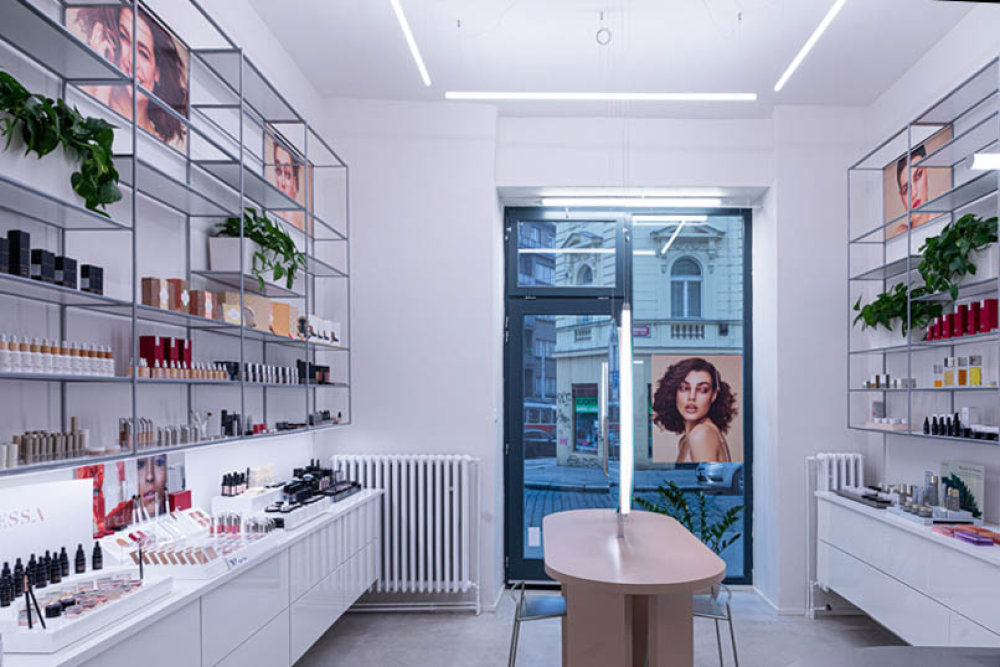Zakladatelky Líčírny vizážistka Veronika Milá a produkční Klára Nestěrová. Do svých make-up butiků vybírají přírodní dekorativní líčidla například od značek jako Aether, Alima, (M)Anasi 7 nebo Ilia.