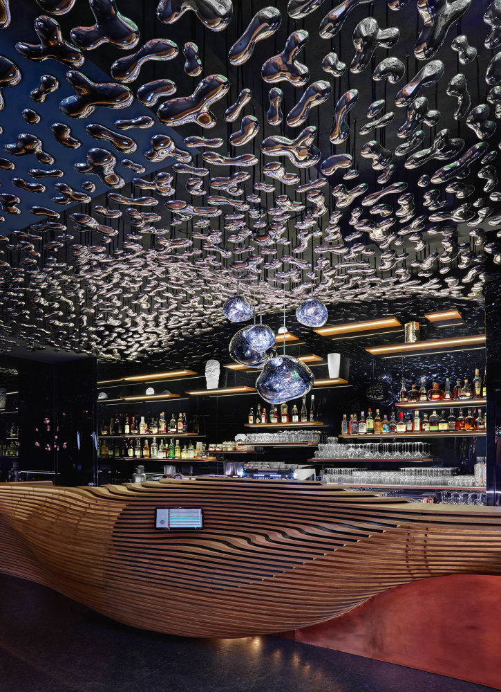 Pavel Kříž navrhl restauraci STK, která vznikla v bývalé autodílně, francouzskou restauraci La Gare, Signature a nejznámější jeho realizací je Entrée (na snímku).