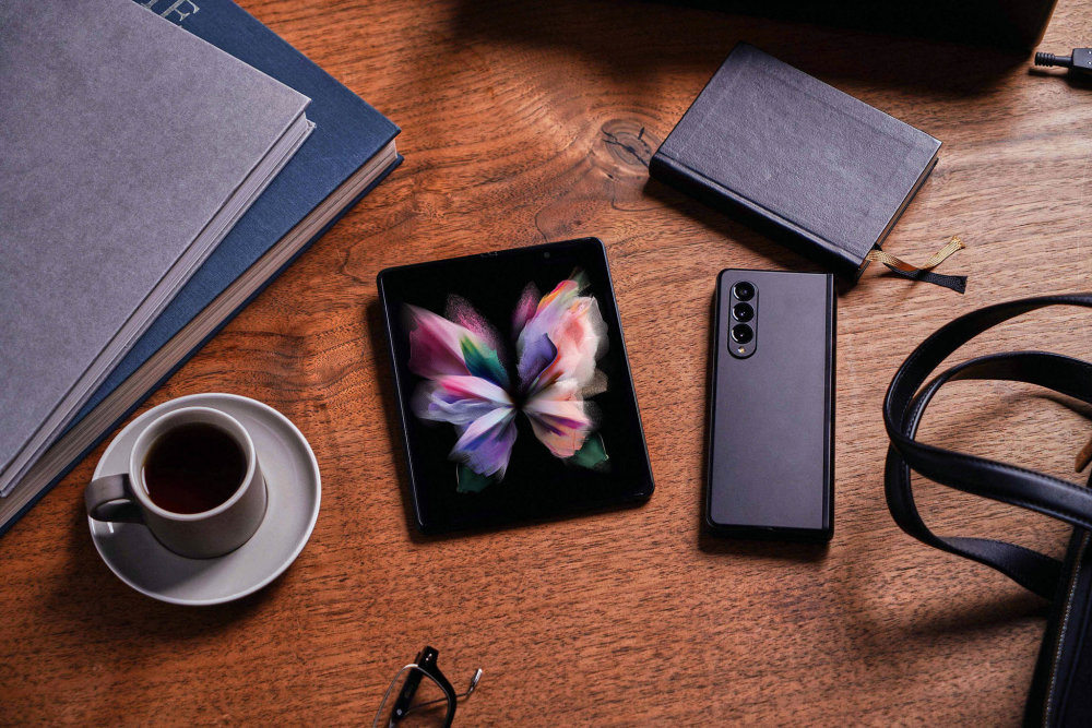 Velkorysý displej si u modelu Galaxy Z Fold3 5G můžete rozdělit až na tři okna.