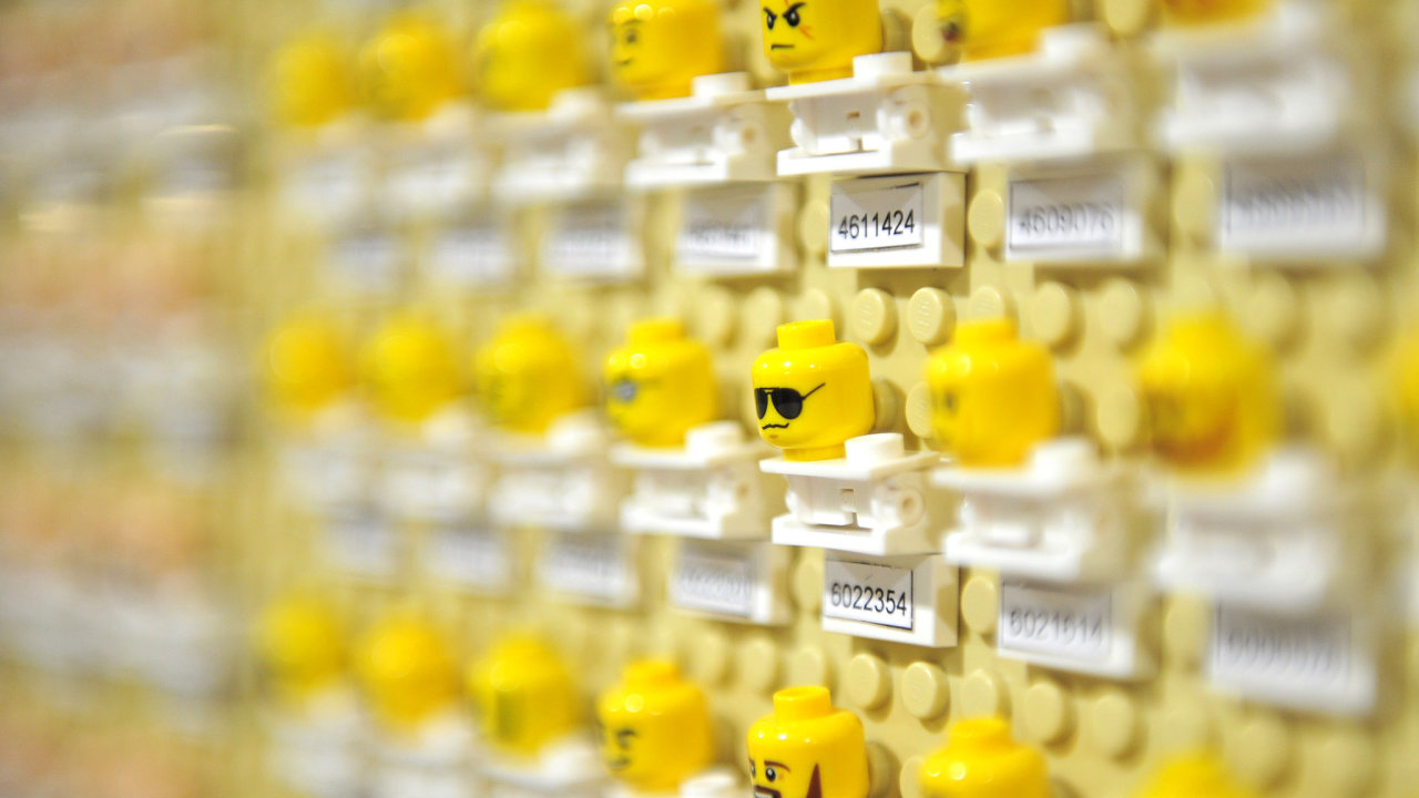Spolenost Lego Production v Kladn napklad na lince, kde se bal kostiky do jednotlivch stavebnic, vyuv strojovho uen, aby uetila as opertorm.