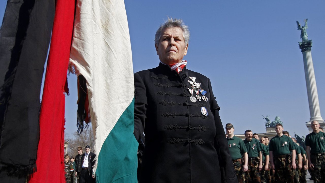 Roztrhan maarsk vlajka v rukou lena radikln Masarsk nrodn gardy jakoby symbolizovala souasn stav Maarska.