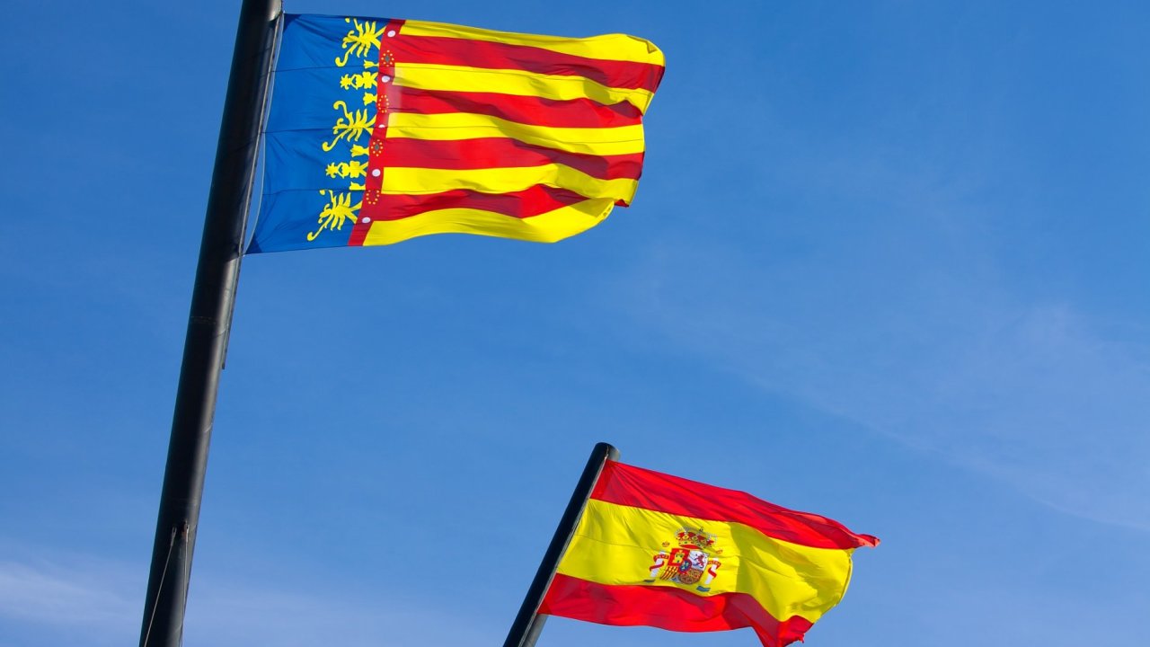 panlsk vlajka (v pozad) spolu svlajkou regionu Valencie.
