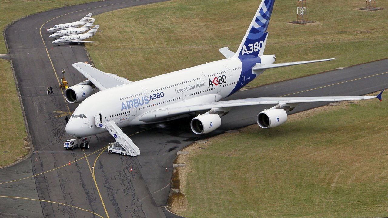 Letoun Airbus A380 se lehce poškodil o budouvu pøi pøíletu na francouzský aerosalon na letišti Le Bourget.