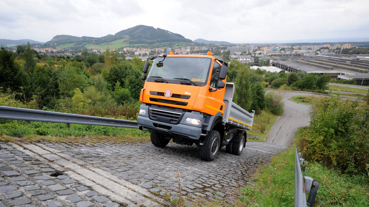 Spolenost Tatra prezentovala na zkuebnm polygonu v Kopivnici nov model vozu nazvanho Phoenix.