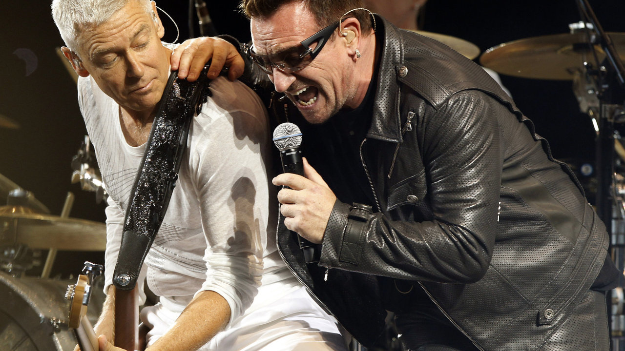 Frontman U2 Bono s basistou Adamem Claytonem.