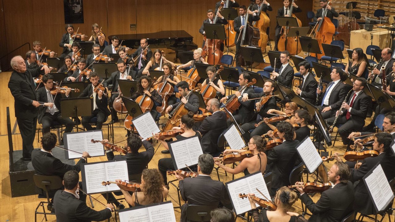 West-Eastern Divan Orchestra v Praze nakonec vystoupí bez Daniela Barenboima (na snímku), dirigovat bude Thomas Guggeis