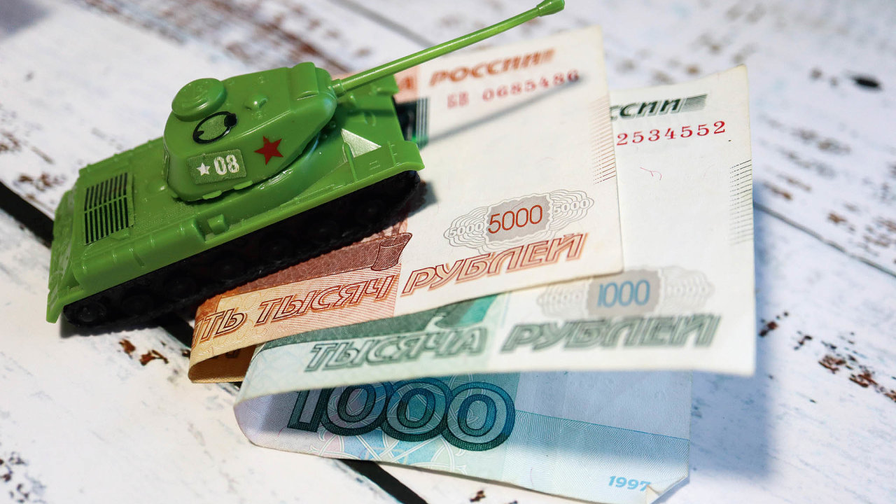 Rubl posílil na sedmileté maximum.