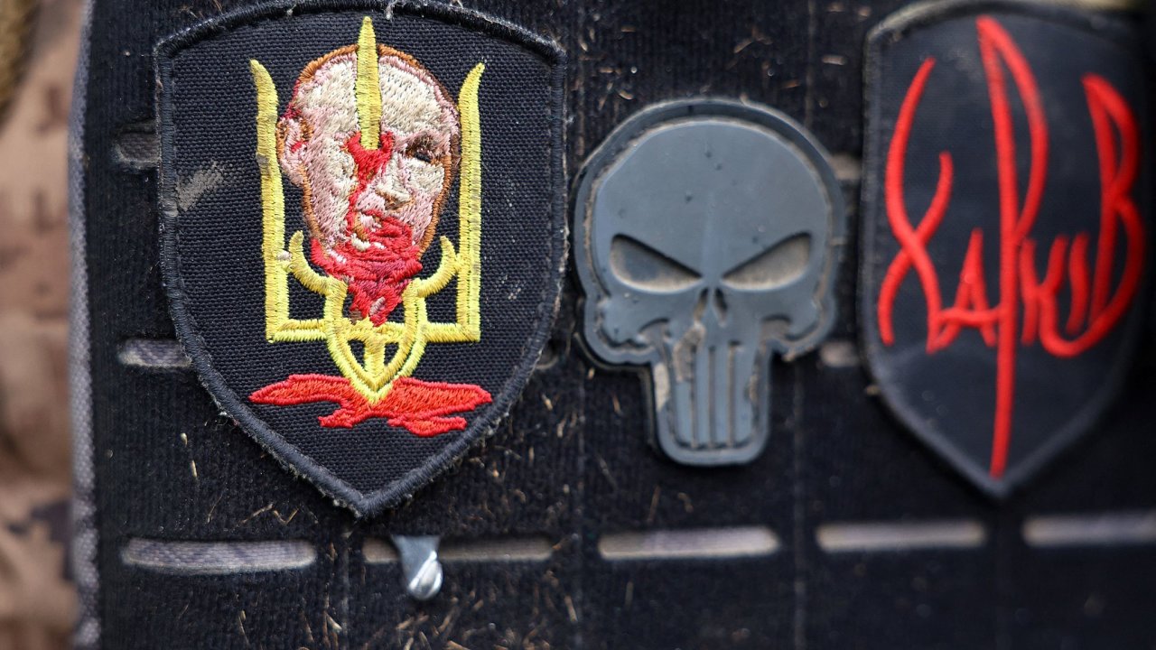 Obrzek Putina, kterho probodv znak Ukrajiny.