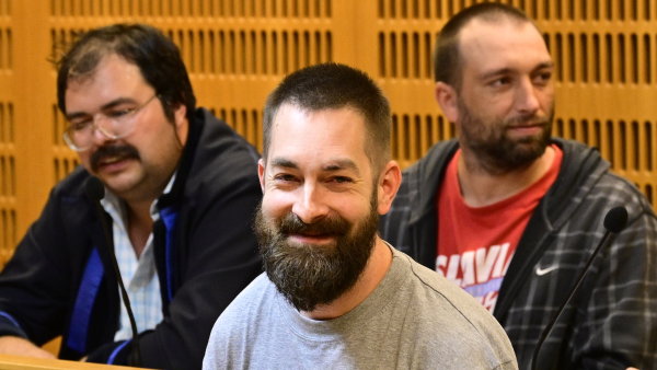 Máme holé ruce! Příznivci Čermáka s Tušlem pokřikovali u soudu, že Česko je firma, policie je vykázala