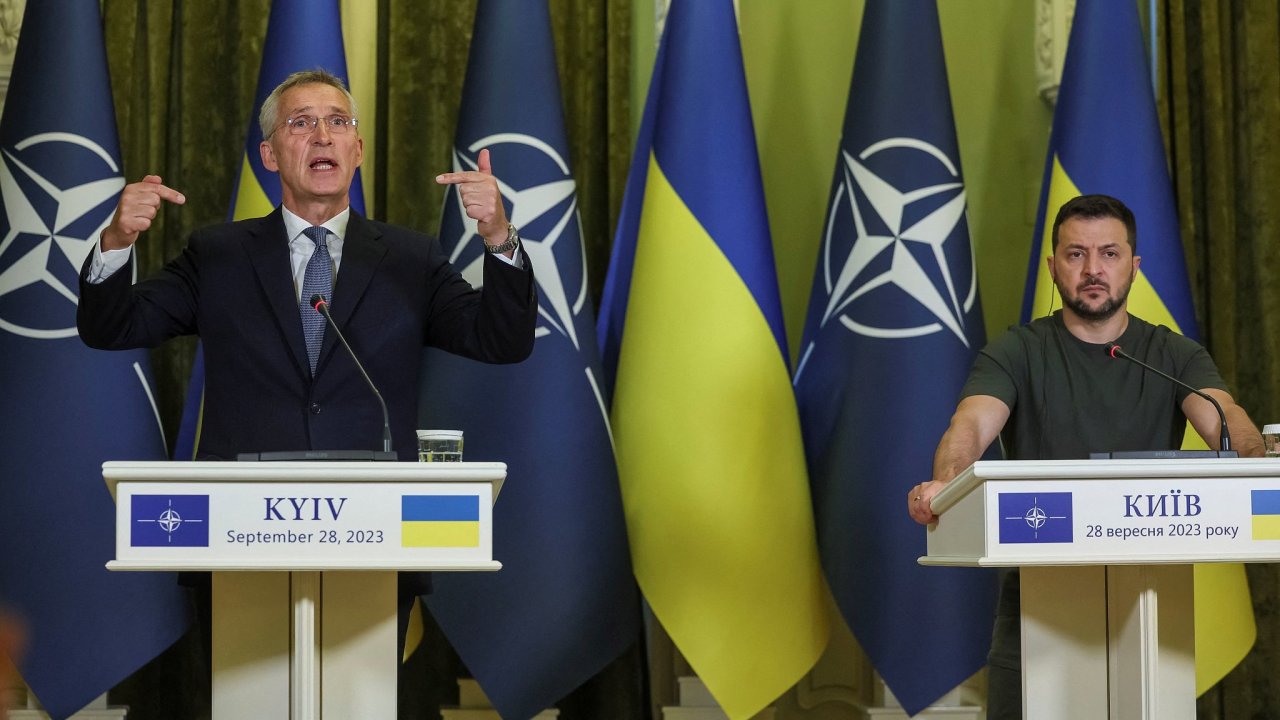 Ukrajinsk prezident Volodymyr Zelensk (vpravo) a generln tajemnk Severoatlantick aliance Jens Stoltenberg na tiskov konferenci v Kyjev.
