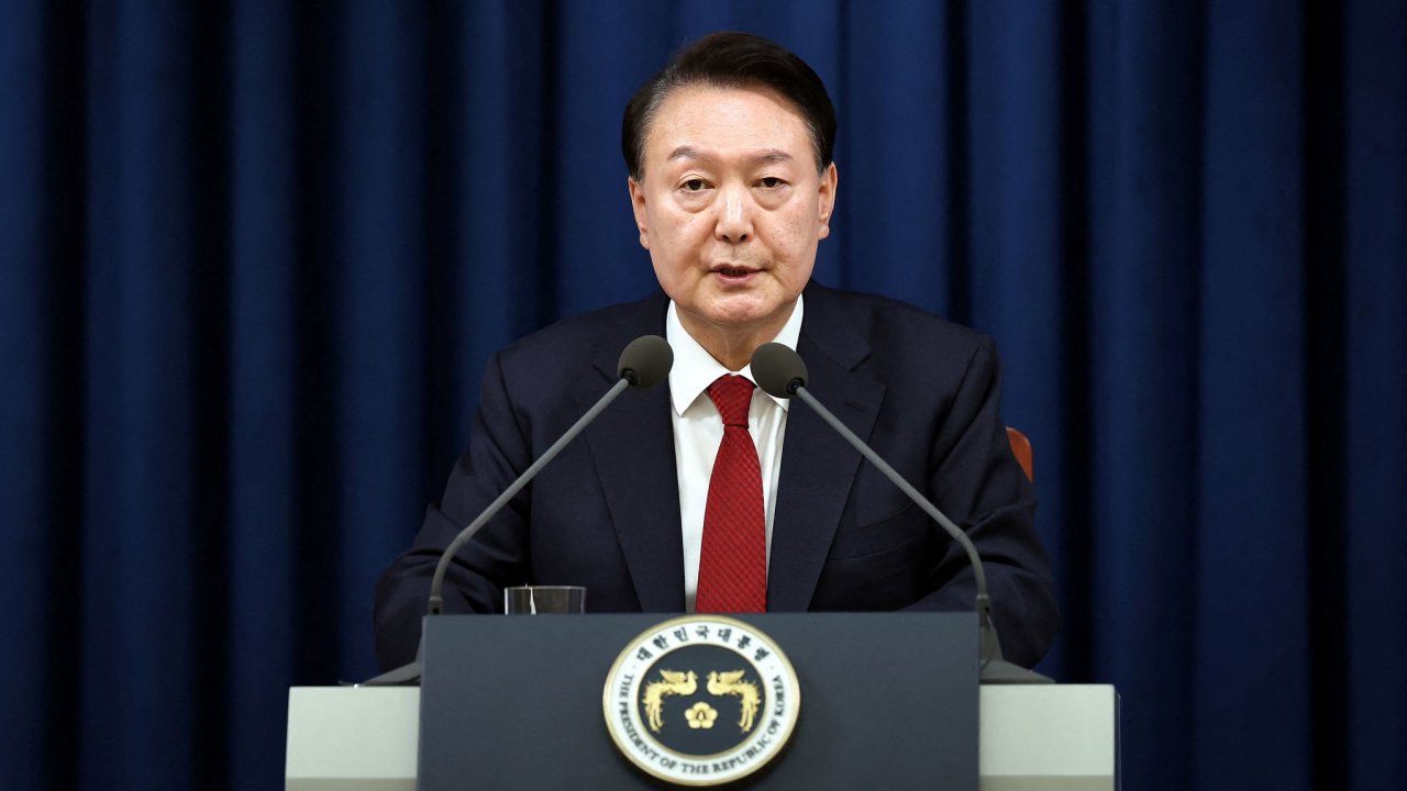Jihokorejsk prezident Jun Sok-jol vyhlauje stann prvo.