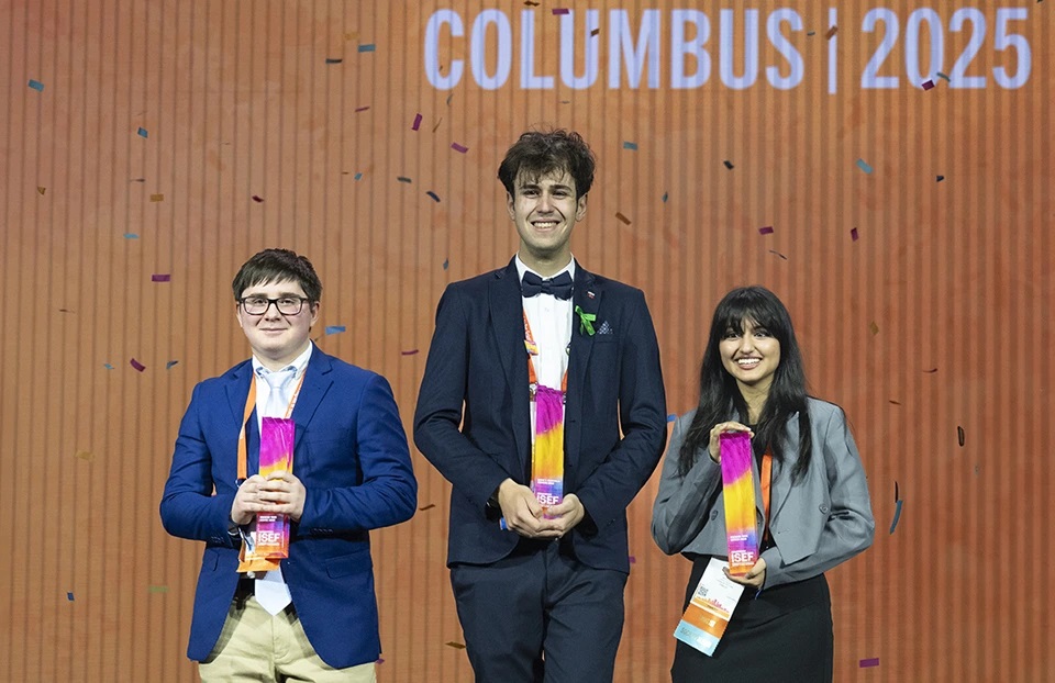 Celkoví vítězové Regeneron ISEF 2025. První místo si odnesl slovenský student Adam Kovalčík (uprostřed), druhé americký student Benjamin Davis a třetí americká studentka Siyaa R. Poddar. (Foto: Chris Ayers Photography/Licensed by Society for Science) Celkoví vítězové Regeneron ISEF 2025. První místo si odnesl slovenský student Adam Kovalčík (uprostřed), druhé americký student Benjamin Davis a třetí americká studentka Siyaa R. Poddar.
