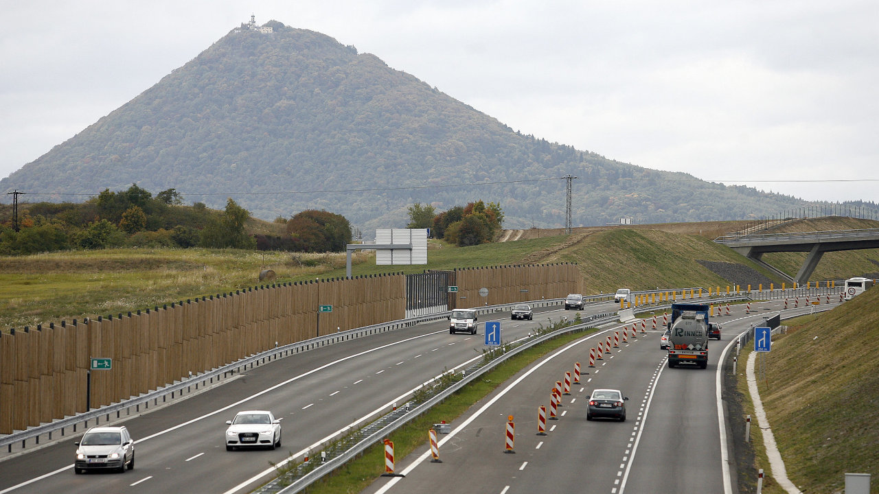 Sn�mek z roku 2012. Tehdy to byl aspo� mal� pokrok, d�lnice D8 se dostala v podstat� pod Mile�ovku. Na kolaudaci ale tenhle �sek �ekal dote�. A s ��st�, kter� navazuje d�l, to je je�t� zamotan�j��.