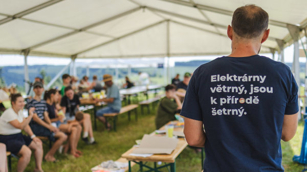 Neformální setkání investora do větrné energetiky Noho Energy s občany obce...