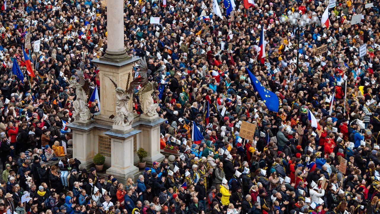 Demonstrace Ruce pryč od médií, kterou uspořádal spolek Milion chvilek pro...