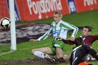 Dmitrij Lentsevi z FC Bohemians a Marek Kuli v souboji o m ped brnou Vclava Wintra.