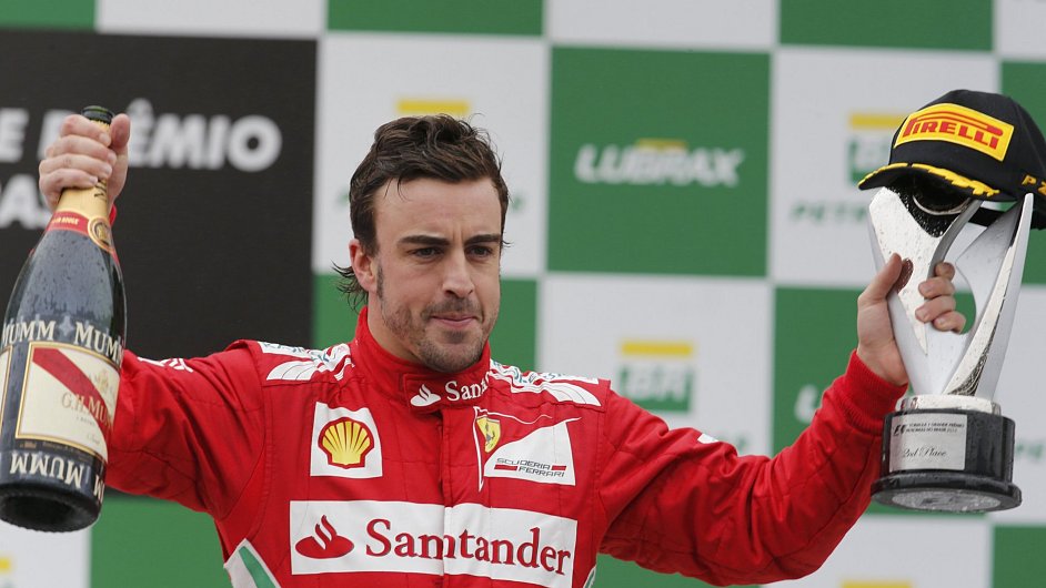 Fernando Alonso na stupnch vtz v Brazlii. V GP dojel druh