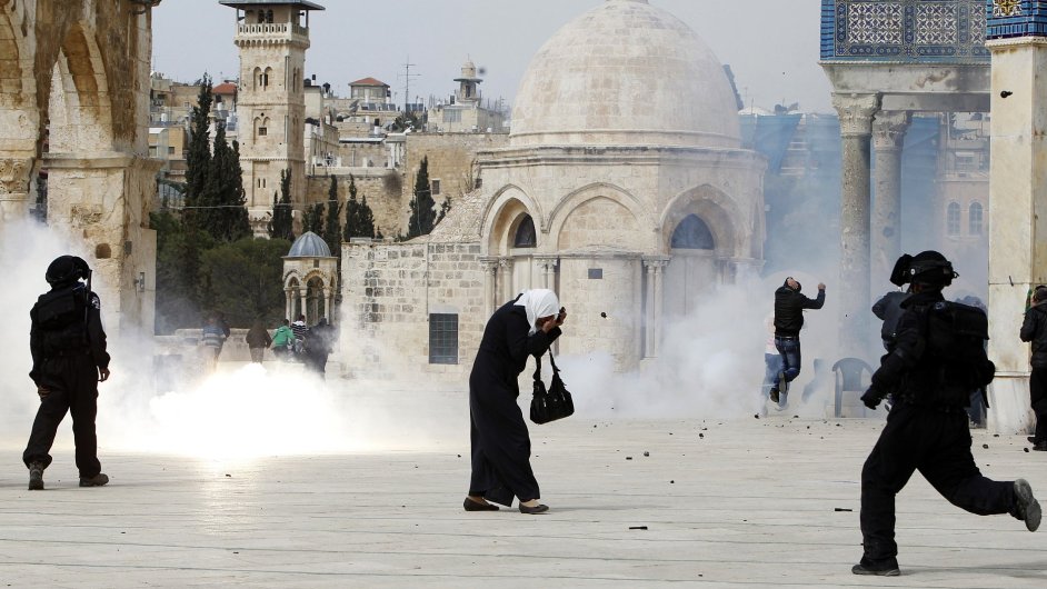 Palestinsk ena prochz mezi bojujcmi tbory Palestinc a Izraelc. Policie je rozhn slznm plynem