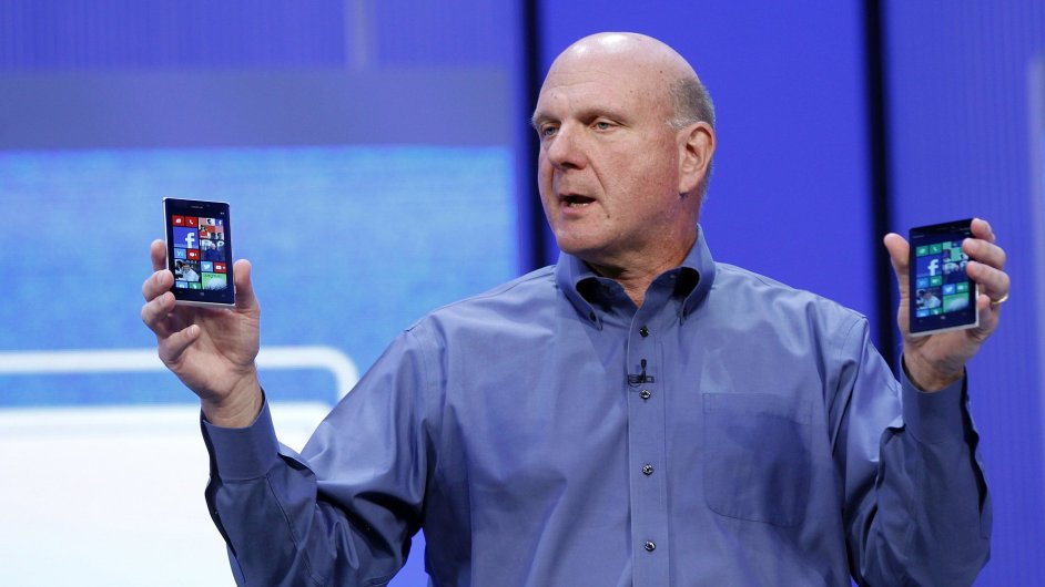 f Microsoftu Steve Ballmer pedvd telefony s Windows na konferenci v San Francisku.