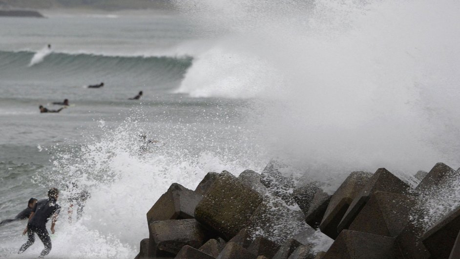 Nebezpen zbava: Kdy tajfun Vongfong udeil na ostrov Kj, nkte surfai v prefektue Kagoima vyrazili do vln.